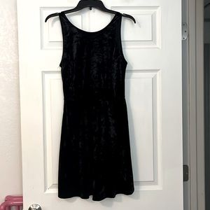 WOMEN’S SLEEVELESS BACKLESS LITTLE BLACK VELVET DRESS : SIZE 8